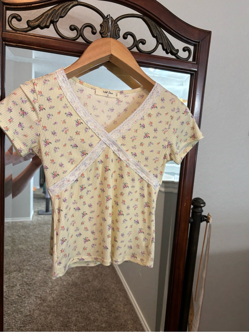 Wild Love Cream Floral Ribbed Knit V-Neck Lace Trim Tee Women's Size M